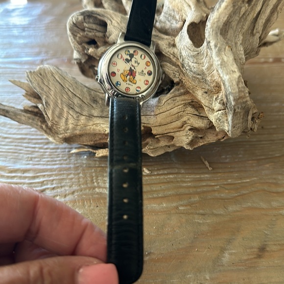 Vintage Mickey Mouse Lorus Flags Of The World Disney Watch - Picture 6 of 14